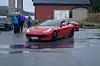 2018 Ferrari GTC4 Lusso tiltrakk seg mange lange blikk. Lyden fra V12-motoren på 689 hestekrefter ble flittig omtalt. I bakgrunnen skimtes to biler av arten Ford Mustang.