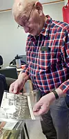 Kaffe-kar Alf Bårdsen har tatt med seg en stor mengde bilder.