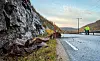 Steinene er delvis ryddet av veibanen, og området inspiseres nå av fagfolk fra blant annet Nordland fylkeskommune.