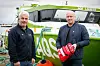 Skipper Alf Magne Hanssen (til venstre) og operasjonsleder Trond Carlson med hjertestarteren.