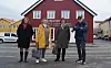 Støttespillerne Kristin Kjønsø, Sylvia Riise og Svanhild Gaasvær sammen med Kent utenfor Kahnbrygga hvor familien Kahn hadde sin butikk.