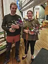 Kjetil Rønning og Eline Moe fikk blomster som takk for sin åpenhet. Rønning for å stå fram i media og Mo for sitt motiverende foredrag.