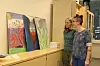Stiftelsen Peacepainting har gjennom flere år gitt tilbud maleverksted for fred, i mange land. Nå er også et prosjekt for menneskerettigheter på beddingen. Arkivbildet med daglig leder Catrine Gangstø (f v.) og frivillig Evgenija Filova er fra et maleverksted i Nærøy.