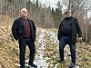 Herfra finner man veien opp til stien. Jan Morten Stræte og Sturla Nordbøe er to av tre i prosjektgruppa.