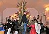 Juletregang hører naturlig med når det innbys til juletrefest. Bildet er fra den tradisjonelle juletrefesten på Lyngsnes for noe år siden.