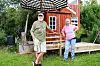 Knut og Bitte Lerseth foran lekestua som er populært innslag hos det yngste barnebarnet.