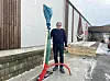 Ovid Vikestad i Terråk Taxi har ventet lenge på den planlagte ladestasjonen på Terråk. Kablene har omsider kommet på plass.