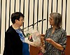 Henny Kveinsjø har vært medlem i pensjonistforeningen fra starten Her mottar hun blomster fra leder Sylvia Thomassen.