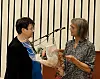 Henny Kveinsjø har vært medlem i pensjonistforeningen fra starten Her mottar hun blomster fra leder Sylvia Thomassen.