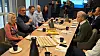 Tillitsvalgt Mete Bråten i SinkabergHansen i prat med statsministeren. Finn Sinkaberg, Svein Gustav Sinkaberg, Ketil Rykhus og Beate Skillingstad er også fra selskapet. Ordførerne Britt Helstad og Amund Hellesø deltok også.