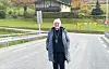 Biskop Ann-Helen Fjeldstad Jusnes hadde bispevisitas i Bindal i september 2021. Bildet er fra Bogen bru der hun står på grensen mellom Nordland og Trøndelag.