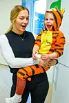 Dina og Helene viser et skikkelig tiger-brøl.