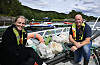Elise Sundset i Mowi og Knut Henning Rosenvinge i Retura viser fram noe av avfallet som ble samlet inn under strandryddingen i Follafjorden sammen med elever fra Foldereid oppvekstsenter.