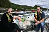 Elise Sundset i Mowi og Knut Henning Rosenvinge i Retura viser fram noe av avfallet som ble samlet inn under strandryddingen i Follafjorden sammen med elever fra Foldereid oppvekstsenter.