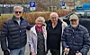 Beboerne på Viknatunet er veldig fornøyd med å fått tilbake handikapp parkeringsplassene sine. Her med (fra venstre) Leder i NHF Nærøysund - Arve Nordahl, og beboerne med egen bil: Eva Haug, Guttorm Magnussen og Hermann Søraunet.