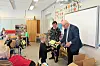 Ordføreren delte ut sekker til samtlige skolestartere ved Kolvereid skole.