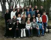 Anonym, Juanita Løvseth, anonym, Linn Loller, Glenn Bråteng og Morten Alexander Haugerøy. 2. rad: Lina Beate Paulsen, Eva Beate Eidsmo, Stian Iversen, Inger Lise Holmvik Saur, Vegard Klungseth, Nicolay Sverdrup og Jens Kristian Folkestad. 3. rad: Oddvar Finne(lærer), Ida Therese Arnøy, Monica Wennevik, Therese Schiager Brækkan, Martin Lauten, Kristian Wannebo og Terje Nygård. Bakerst: Kenneth Rønningen, Knut Are Selliseth, Marius Eiternes, Eirik Brantzæg, Gøran Marø, Ståle Volden og Anders Engstad.
