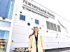 Her viser Sigrid Tviberg hvor ungdomshuset på Kolvereid vil befinne seg; nemlig Nærøysund Arena.