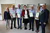 Ivar Fritjof Saugestad, Kjell Stokland, Siri Schiager, Kjell Jørgen Sellæg og Gro Hilde Melgård fikk alle tildelt KS-merket for lang innsats i kommunal sektor. Her er de flankert av oppvekst- og kultursjef Kirsti Fjær og ordfører Steinar Aspli.