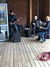 Joar Volden, Knut Sømliøy og Arne Martin Brun spilte opp utenfor NBBS på skjærtorsdag.