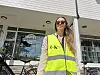 Sigrid Tviberg, ungdomskontakt i Nærøysund kommune, viser fram natteravnvesten.
