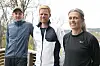 Andreas Skeie fra utstyrsleverandø K-sport sammen med rektor Martin Gjøra og lærer Martine Hestad.