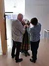 Ekspertene beundrer detaljene, for Ivar Helstad (91) har sydd og montert mange Nordlansbunader. Det har også Britt Helstad gjort gjennom 50 år.