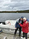Arve Ramstad fra Sjøsterk sørget for at alle kom seg trygt frem og tilbake. Britt Karin Theimann syntes det var godt å få ei trygg arm på vei ombord.
