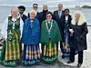 Venter på sjaluppen. Foran fra venstre: Charlotte Larsen, Solbjørg Sagmo, ordfører Britt Helstad og Berit Eide. Bak fra venstre: Yonatan Gebrehiwet, Andreas Gatare Øvergård, Magne Olav Åarsand Brevik, kommunedirektør Knut Toresen og Hasifa N. Gaustad.