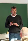 Hans Christian Ingdahl fra Telenor forklarte innbyggerne hva tilbudet om fiber innebærer av muligheter.