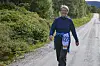 En smilende Bente Holm langs veien mot drikkestasjonen.