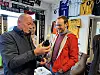 - Denne flaska her finnes det bare tre av, forteller Terje Toftesund som gav stortingrepresentant Sivert Bjørnstad en full omvisning i RBK nest største supporterklubb sine lokaler.