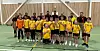 Håndballspillere og brannmenn i skjønn forening - klare for kamp.