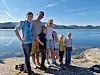 Humøret på topp på denne familien fra Oslo selv om fisken uteble i fiskekonkurransen. Fra venstre: Oddne Helland, Joakim Kristiansen, Edvin Helland, Ine Helland, Hedda Hjelmsøy (søskenbarn fra Levanger), Herman Helland, og Eline Fredriksen fra Åmot.