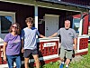 Familien Mykkeltvedt/Grey besøker sine røtter i Ytre Namdal. Her foran Binastua der David sin oldefar og oldemor bodde. Fra venstre Jody Grey, Anders Mykkeltvedt, og David Mykkeltvedt.