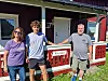 Familien Mykkeltvedt/Grey besøker sine røtter i Ytre Namdal. Her foran Binastua der David sin oldefar og oldemor bodde. Fra venstre Jody Grey, Anders Mykkeltvedt, og David Mykkeltvedt.