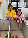 Til tross for deres unge alder, så er Helle 3,5 år og Hedda 2 år allerede ivrige fiskere.