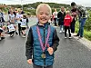 Viktor Cornelius strålte med kjærlighet på pinne og medalje.