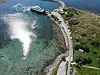 Det er mange bobiler og campingvogner i ferjekøen på Holm i dag. Det virker som folk gjør alvor på at det er Norges-ferie som gjelder i år.