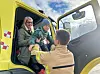 Friedrike og Noel Johan Sørensen fikk hjelp ut av brannbilen etter en fin tur med sirener og blålys.