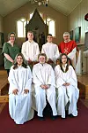 Konfirmanter i Leka kirke 3. mai 2025: Konfirmantlærer Tove Lillian Skjønsberg, Jarle Johnsen Skogsøy, Marius Solsem og Prest Brit Karin Theimann. Foran: Anna Frisendal Borgan, Thilde Sørø og Eirin Myrvold Pettersen.