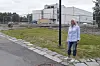 Oppvekst- og kultursjef Kirsti Sandnes Fjær foran tomta som skal romme det nye skolebygget.