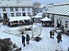 Julemarked i Berggårdstunet: Snøen lavet ned over boder og besøkende i et stemningsfullt tun.