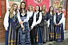 Fine bunadskledde frøkener: Carmen Brun, Villemo Kjihl, Frida Alise Blikø, Tiril Thomassen, Tiril Tangen, Amalie Brækkan Strand og Anna Livik.