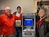 Magnar Stene, Lars Fredrik Mørch og Kristin Moe Fjær er glad for å ha fått på plass et nytt minibanktilbud på Kolvereid. Denne maskina åpner for uttak 14. desember, og vil fra medio januar erstatte minibanken på torget helt.