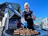 Miriam Pettersen solgte fiskekaker på gaffel også i år som hun har gjort mange år tidligere.
