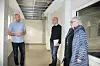 Konsernleder settefisk hos SinkabergHansen, Elling Bøkestad, infomerte rådgiver på bispedømmekontoret Omar Aardal og biskop Ann-Helen Fjeldstad Jusnes om det nye anlegget i Bindal.