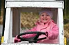 Annie Andersson Vassli (3) bak rattet i barnehage-bilen. Når hun blir stor vil hun jobbe med dekk – akkurat som pappa Mads Arve.