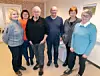 Kari L. Hestad fra Nærøysund kommune og Torunn Neerland fra Nærøyfrivilligsentral har sammen med Guttorm Magnussen Halvor Prestvik, Helen Lauten og Annelise Valen Johansen fra arbeidsgruppa til EKM. Runbjørg Bremset Hansen var ikke til stede da bildet ble tatt.