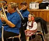 Rekruttering tas på alvor i felleskorpset. Signe Holandsl (3), har tatt plass ved siden av mormor Monica, og har mamma Reidun et par rader foran. Her spiller de i Fjellvang, Ottersøy.